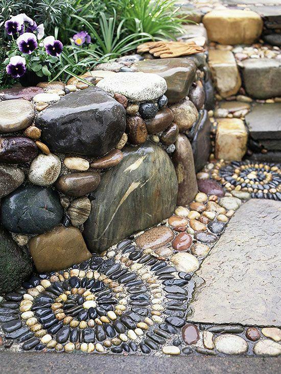  طراحی باغچه منزل با سنگ های رودخانه